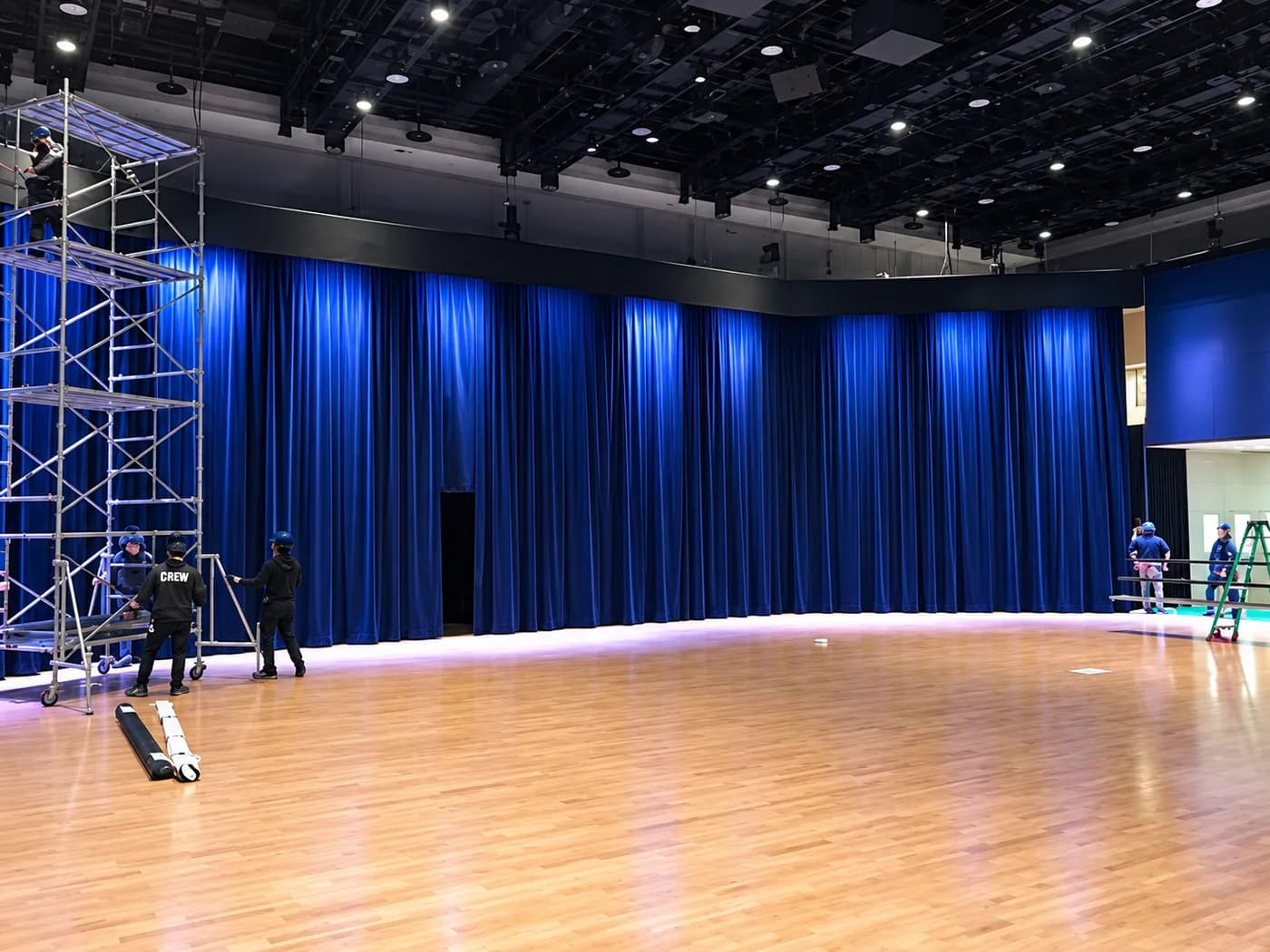 Rideau de scène bleu dans une salle de spectacle